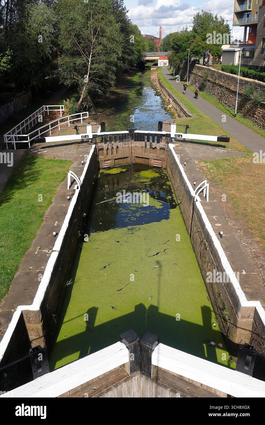 Bas niveau d'eau sur le canal de Leeds Liverpool dans le centre-ville de Leeds, Royaume-Uni Banque D'Images