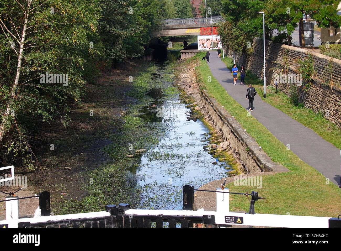 Bas niveau d'eau sur le canal de Leeds Liverpool dans le centre-ville de Leeds, Royaume-Uni Banque D'Images