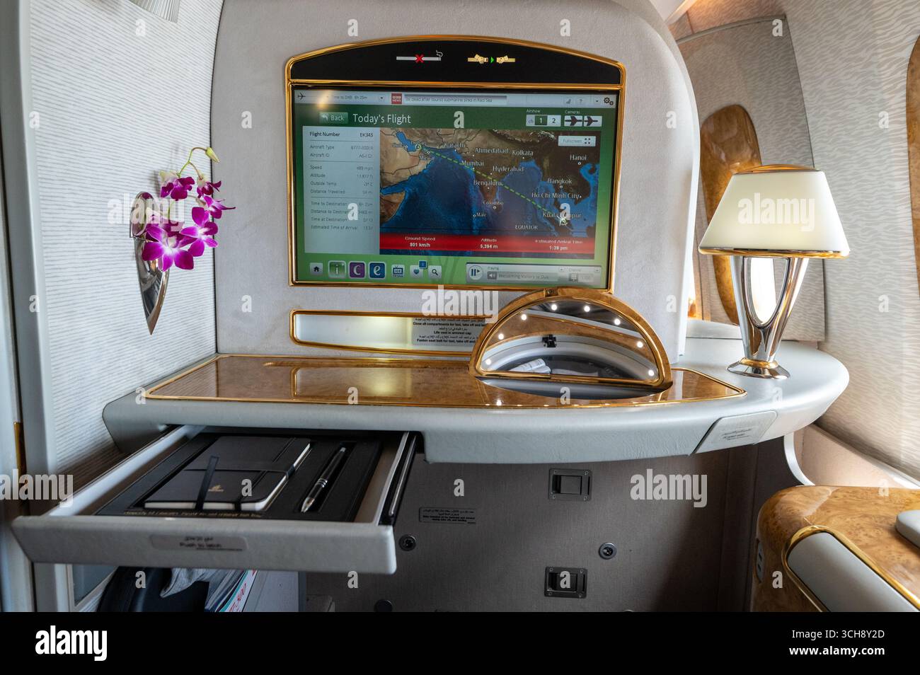 À bord d'une cabine autonome Boeing 777 de 1re classe d'Emirates avec suffisamment d'espace pour ajouter 2 ou 3 sièges en classe économique. Banque D'Images