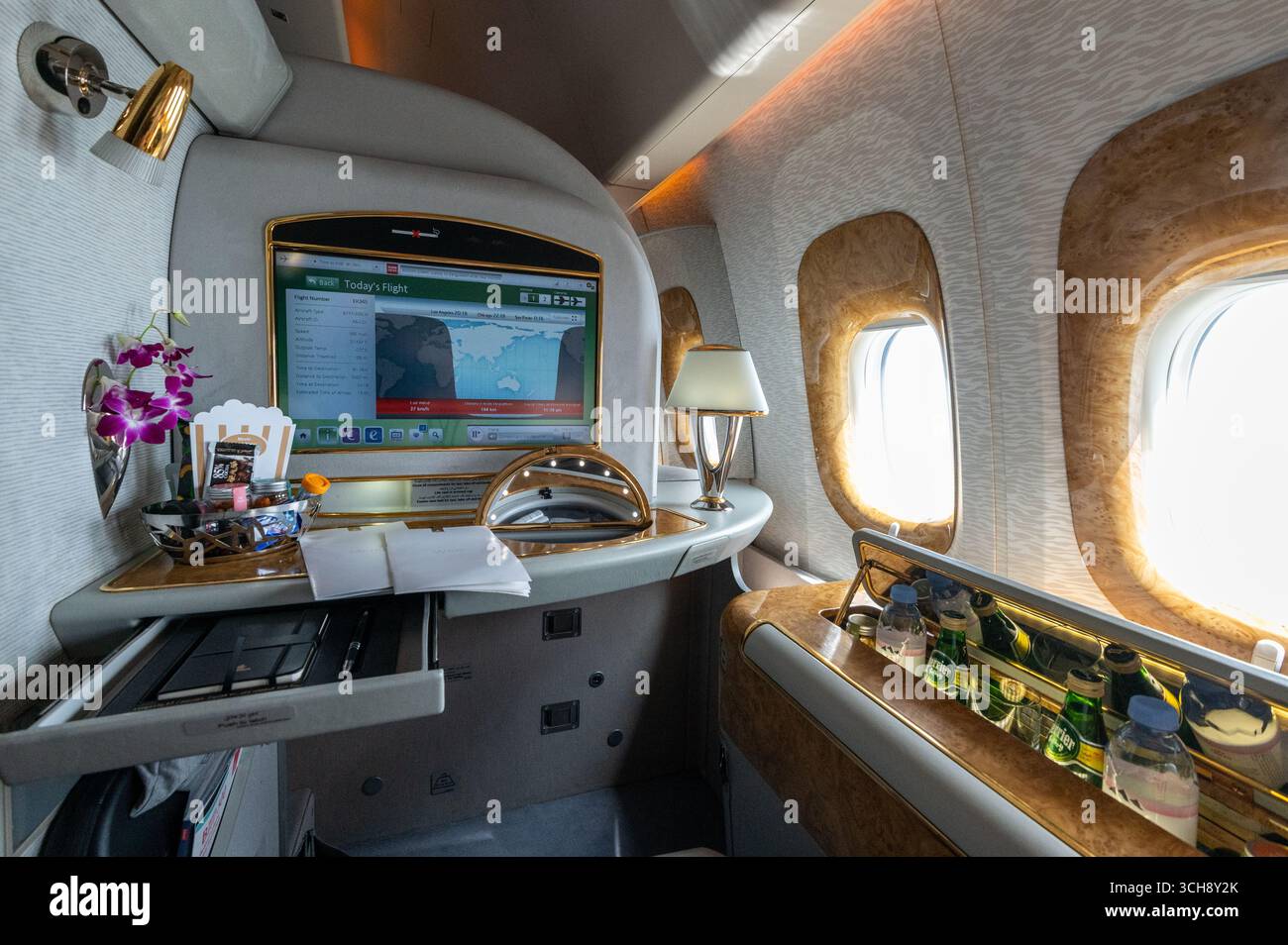 À bord d'une cabine autonome Boeing 777 de 1re classe d'Emirates avec suffisamment d'espace pour ajouter 2 ou 3 sièges en classe économique. Banque D'Images