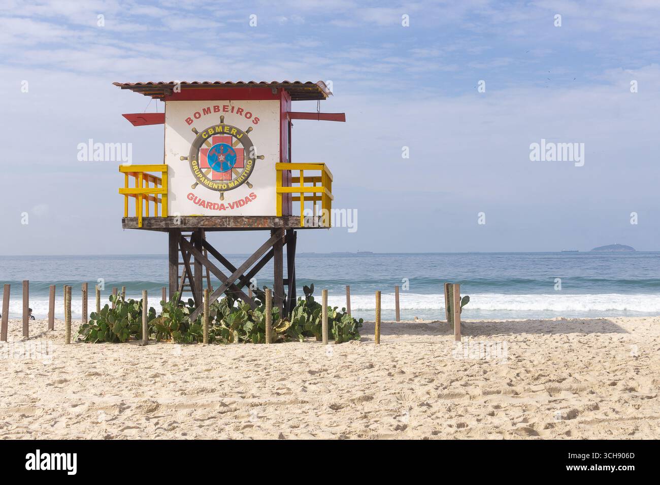 Un poste de sauveteur sur la plage de Copacabana à Rio de Janeiro, Brésil, Amérique du Sud Banque D'Images