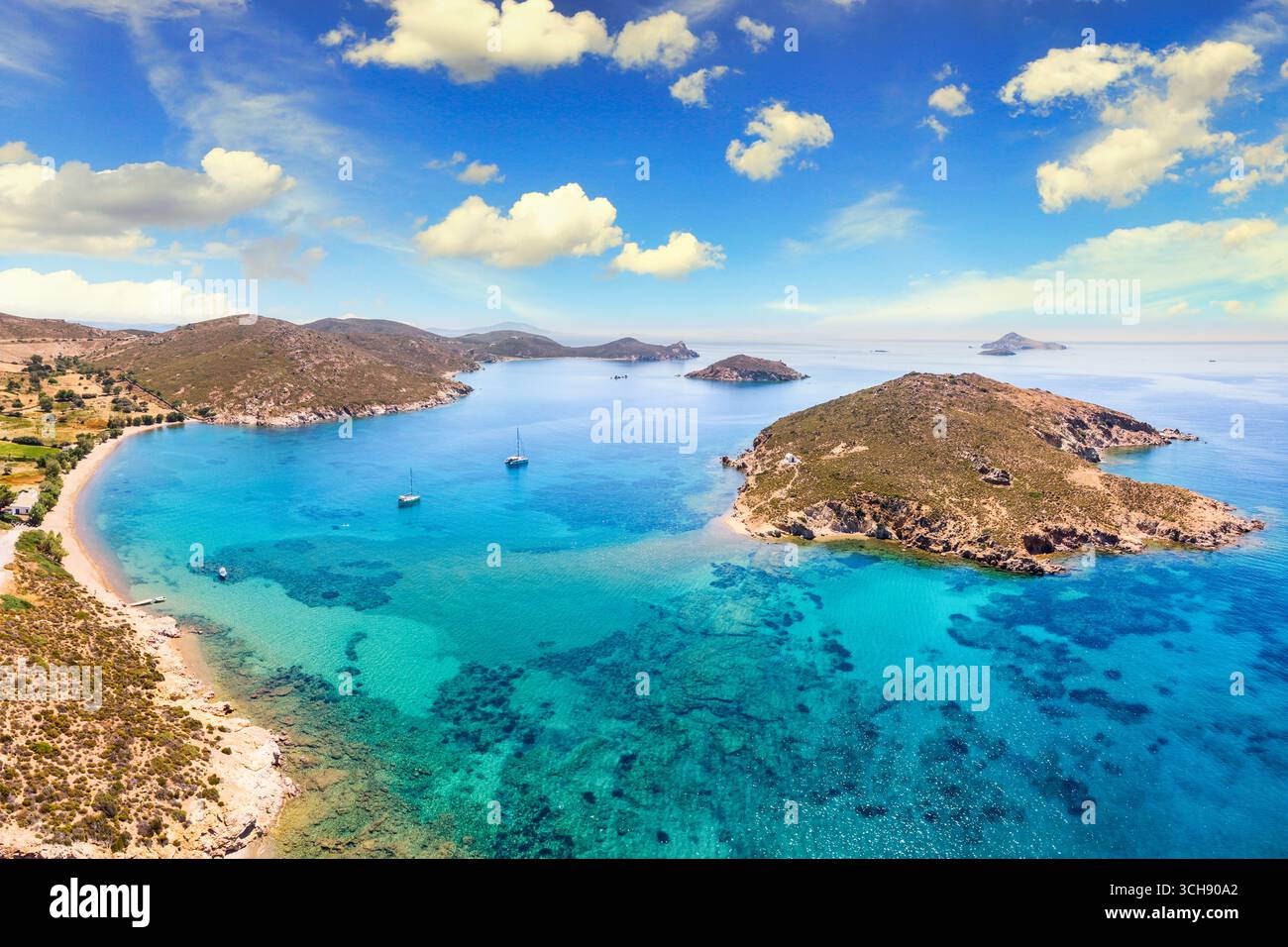 Livadi Geranou Beach et l'îlot d'Agios Georgios avec la chapelle homonyme dans l'île de Patmos, Grèce Banque D'Images