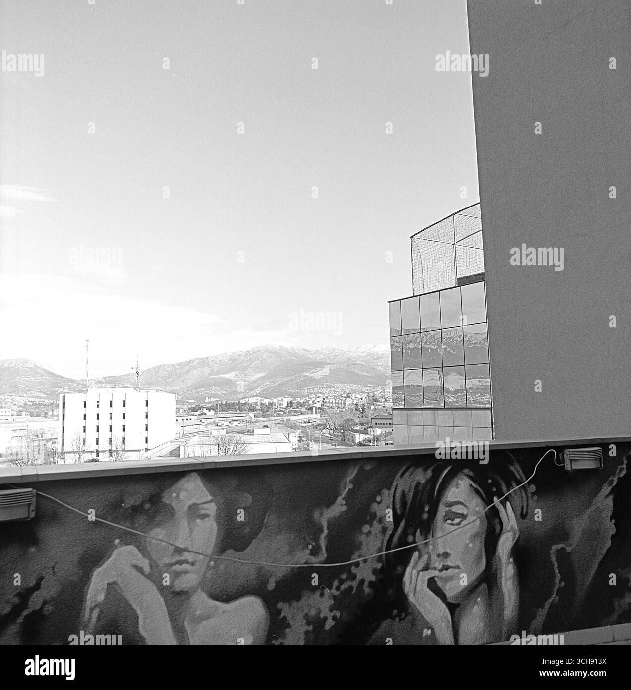 Vue anoramique de Split, Croatie, prise de l'intérieur d'un centre commercial, mettant en valeur le mélange de structures en béton brutalistes de la ville et son identité en tant que Banque D'Images