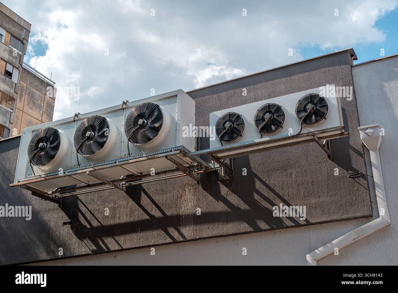 Unités de refroidissement industrielles avec de grands ventilateurs installés sur une structure urbaine. Mise au point sélective. Banque D'Images