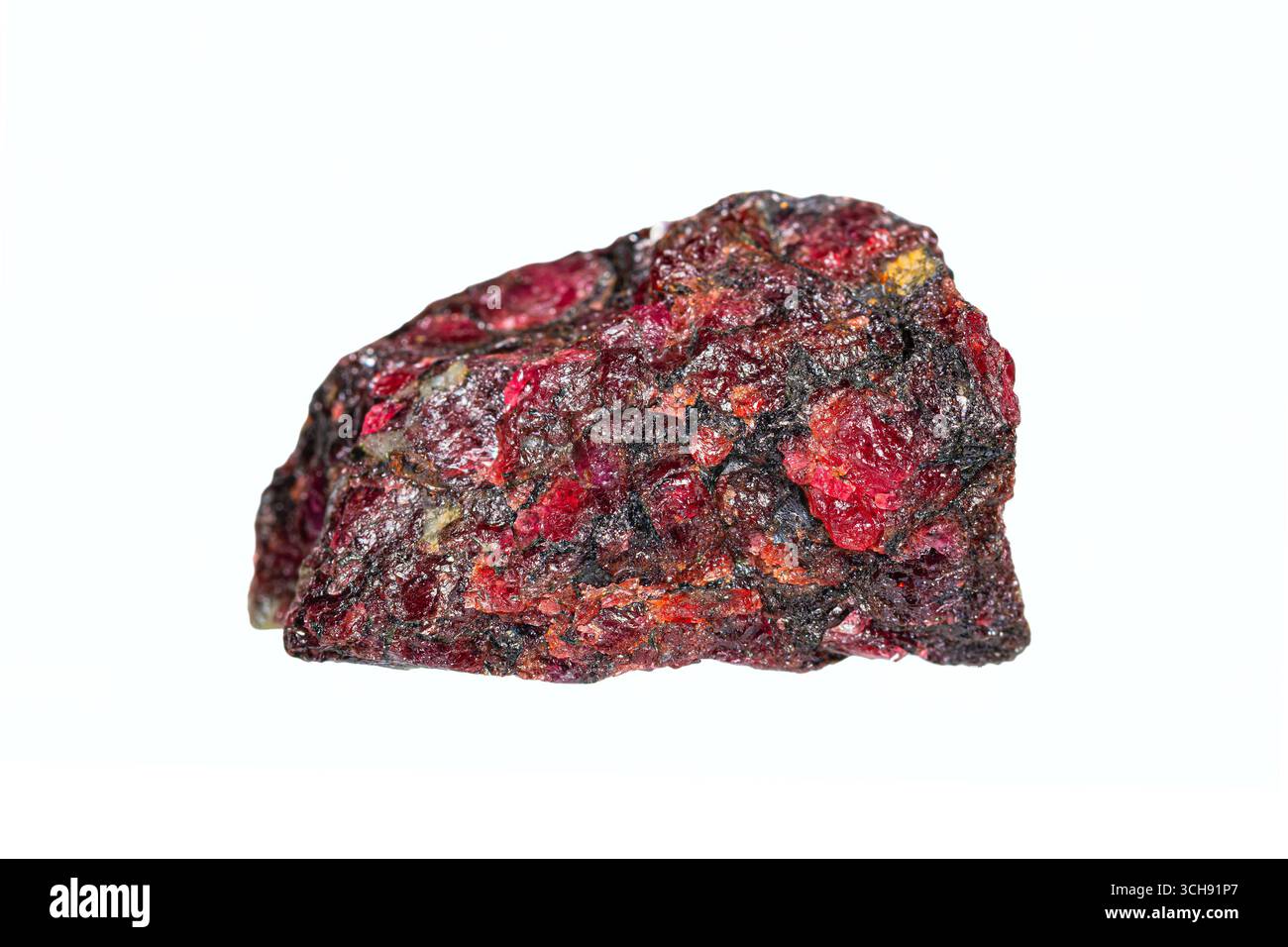 Pierre précieuse Eudialyte rugueuse naturelle rare sur fond blanc, un minéral cyclosilicaté radioactif contenant du zirconium et des éléments de terres rares (REE) Banque D'Images