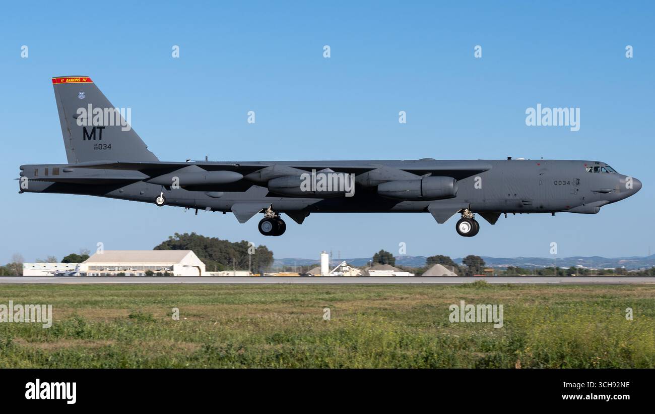 Moron, Espagne - 3 mars 2023 : un avion militaire, bombardier B-52, en vol avec train d'atterrissage vers la base aérienne de Moron, Espagne pour l'opération de la Force opérationnelle de bombardiers Banque D'Images