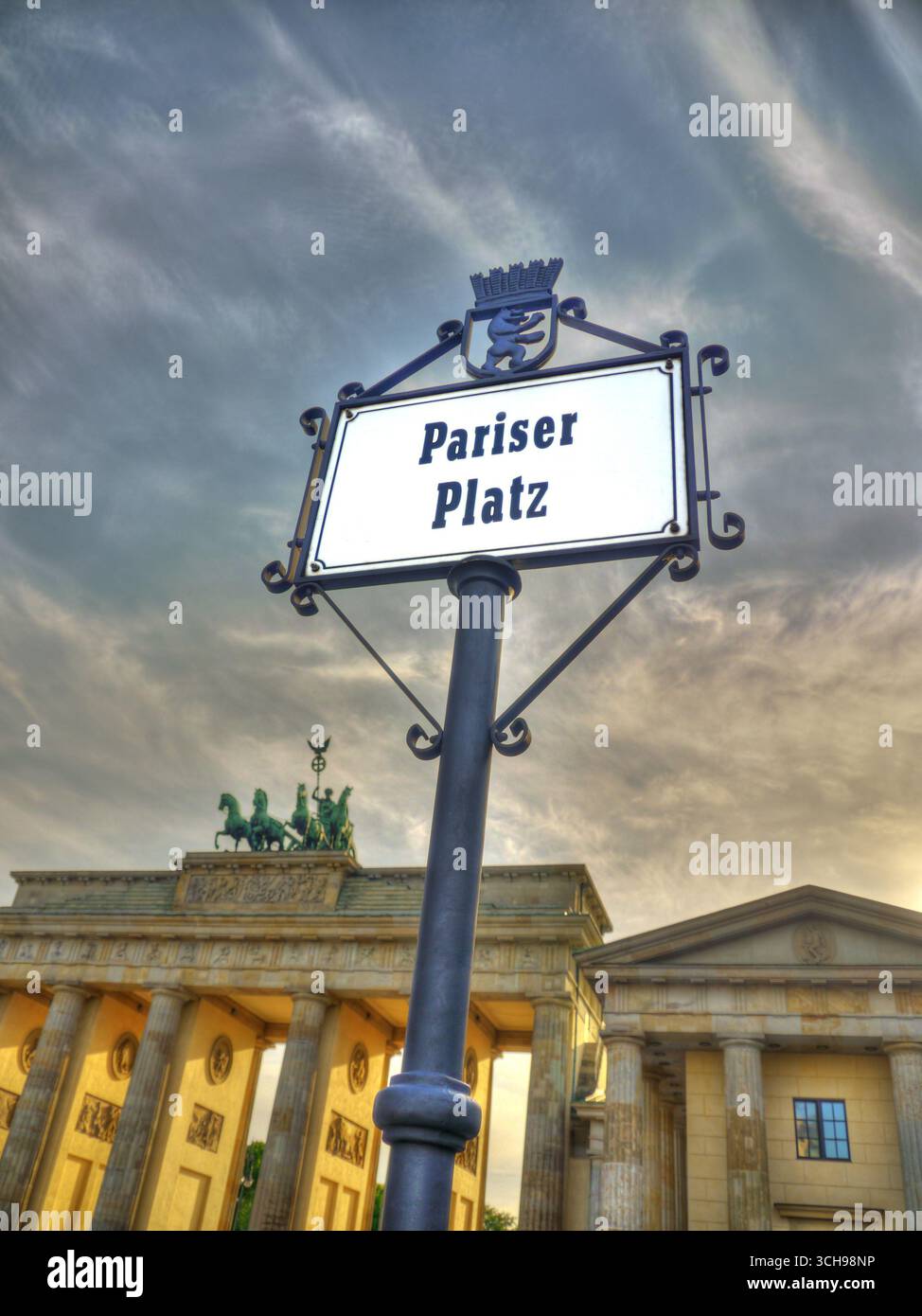 panneau indiquant la place de paris à berlin avec le monument d'attraction touristique porte de brandebourg dans le centre-ville.on une journée avec effet chargé ciel nuageux Banque D'Images