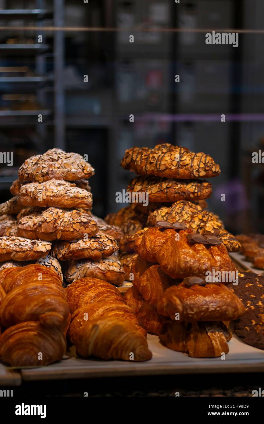 Délicieux assortiment de pâtisseries fraîchement préparées dans une boulangerie Banque D'Images