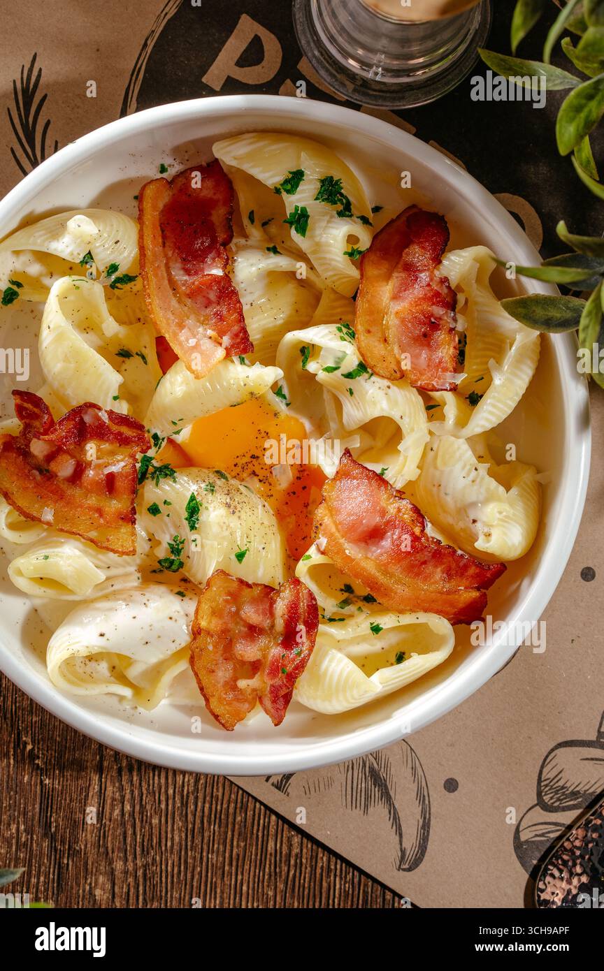 pâtes avec bacon frit et oeuf Banque D'Images