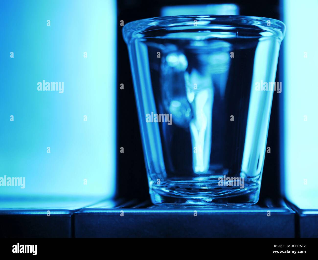 une tasse à espresso transparente est placée sur la plaque d'une machine à espresso Banque D'Images une tasse à espresso transparente est placée sur la plaque d'une machine à espresso Banque D'Images