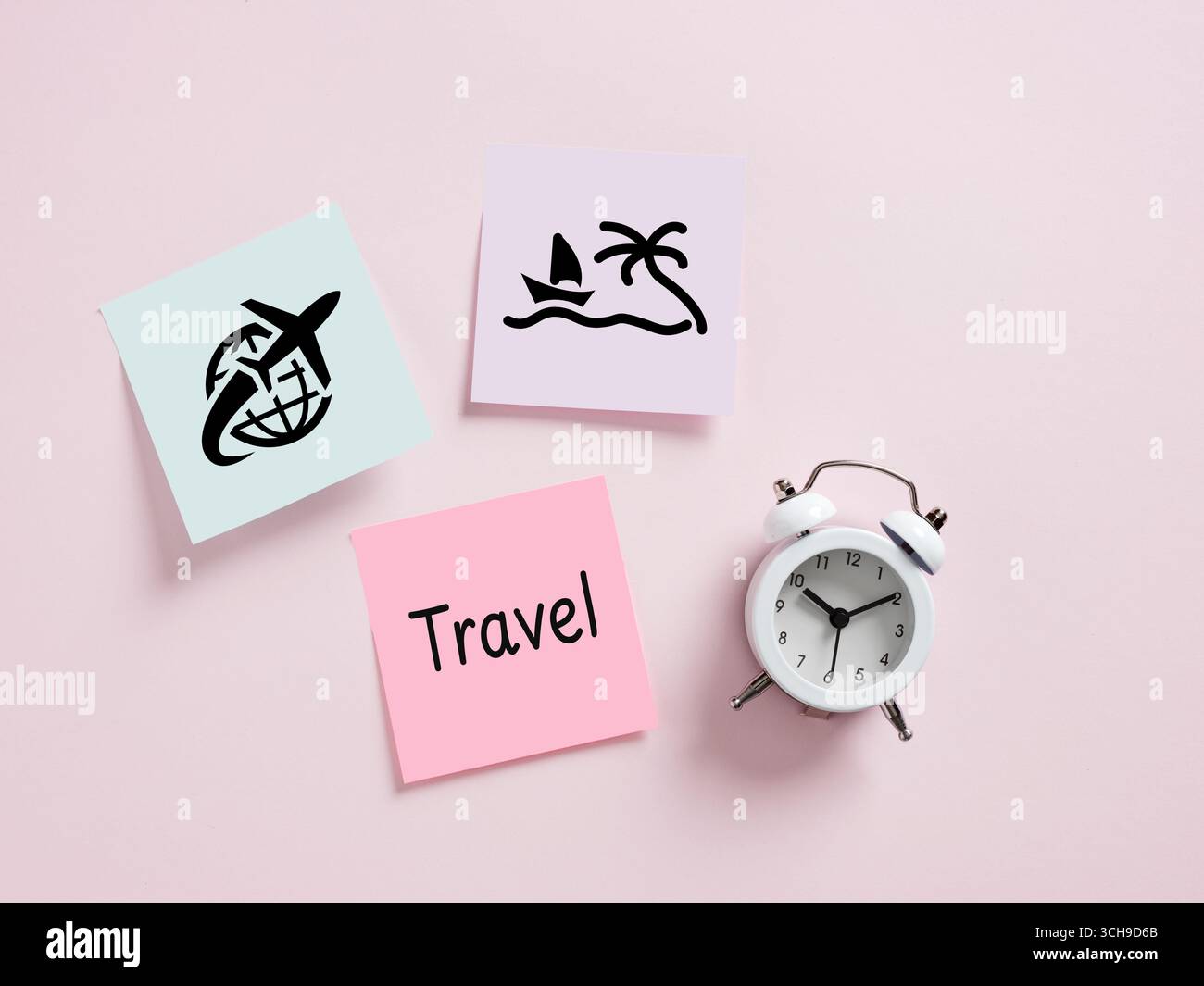 Réveil blanc et notes adhésives avec des icônes d'avion, de voilier et de palmier, symbolisant la planification de voyage, les vacances et la réservation Banque D'Images