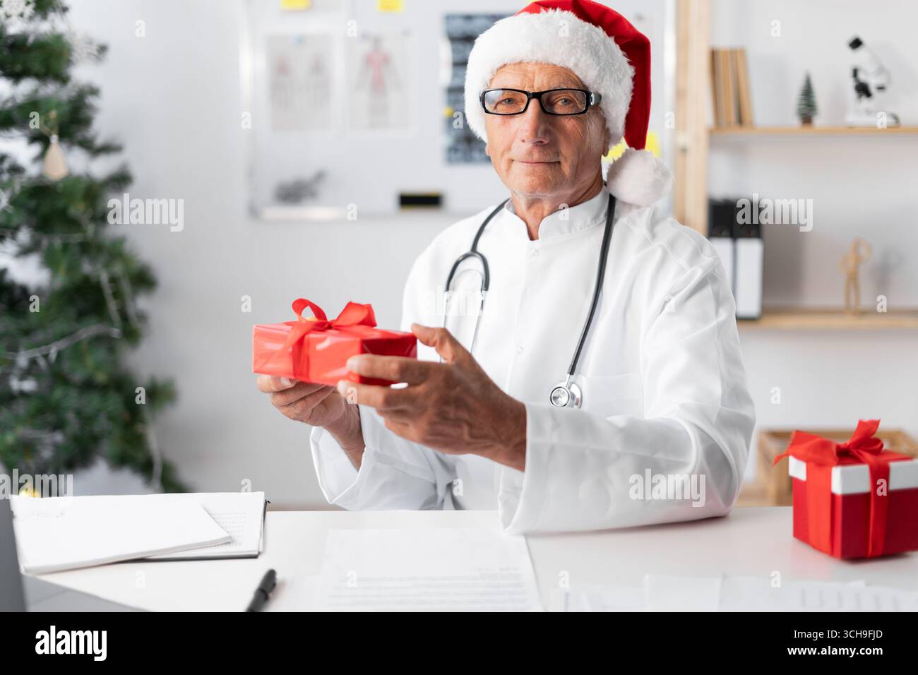 Médecin âgé senior à Santa Hat sur le quart de la veille de noël dans la célébration de l'hôpital du nouvel an. copier l'espace Banque D'Images