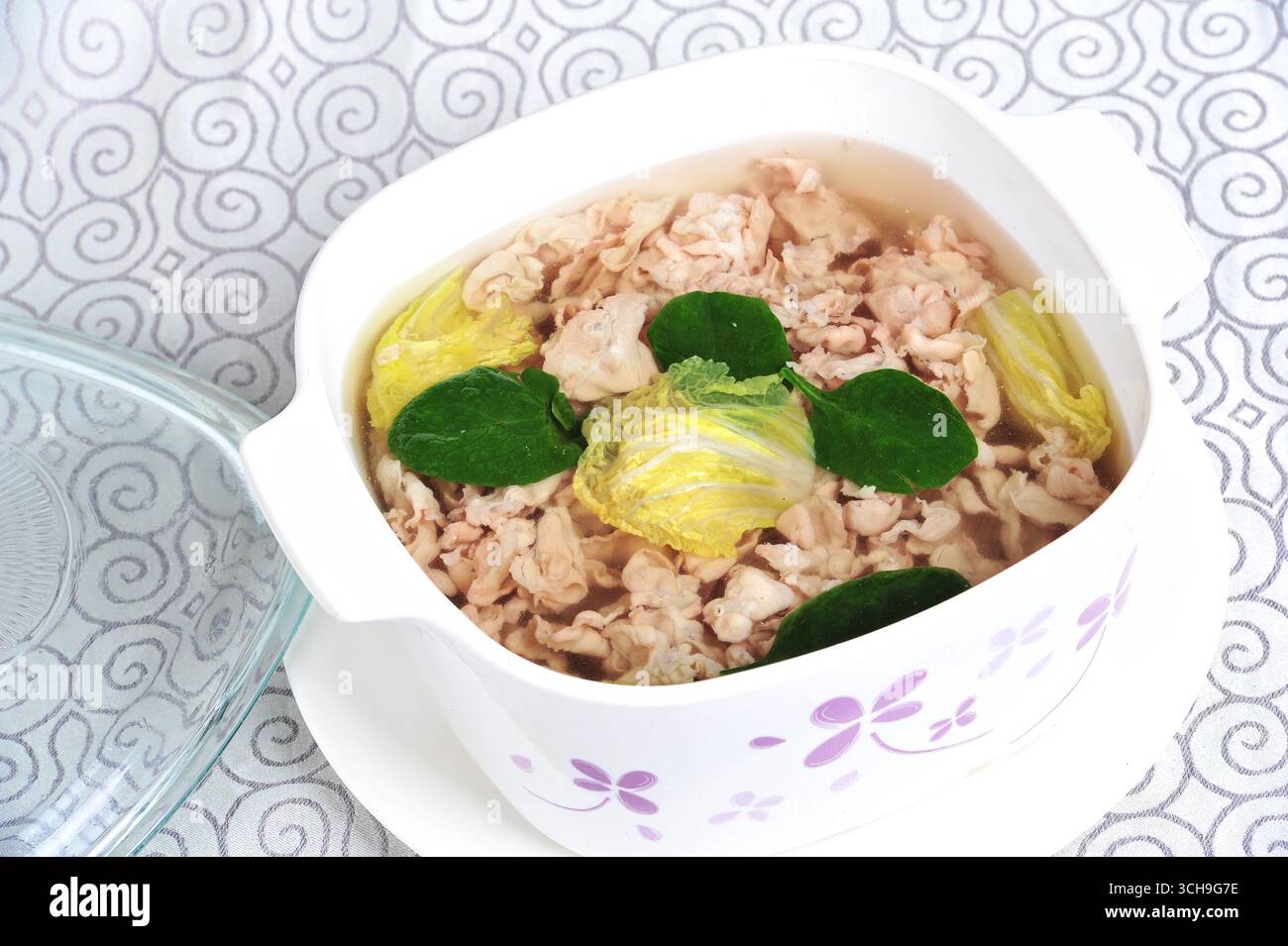 Soupe de mouton claire avec chou Napa dans une casserole en céramique Banque D'Images