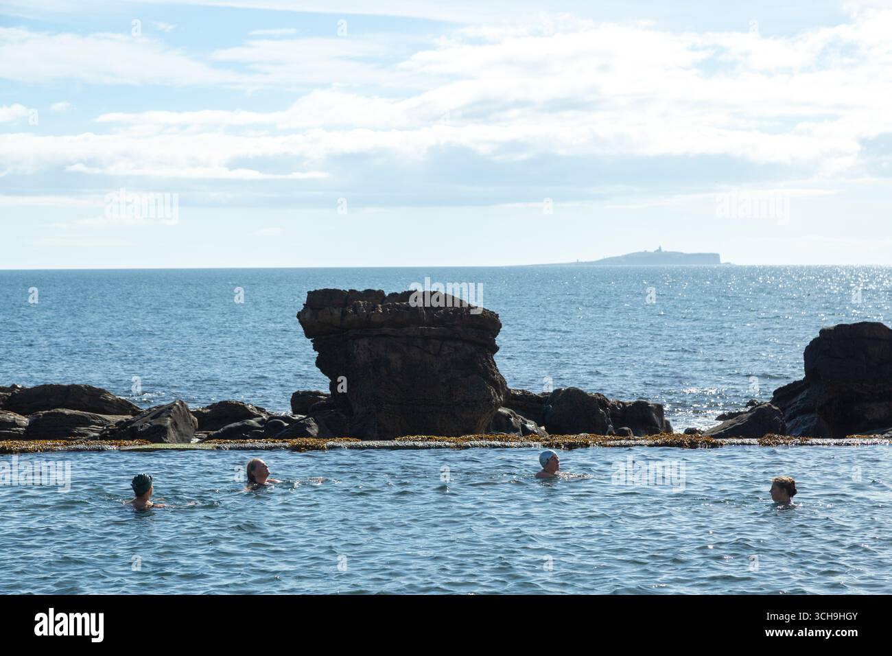 Les gens nagent dans la piscine marémotrice de Cellardyke, Fife, Écosse Banque D'Images