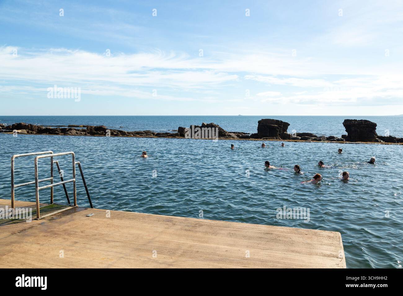 Les gens nagent dans la piscine marémotrice de Cellardyke, Fife, Écosse Banque D'Images