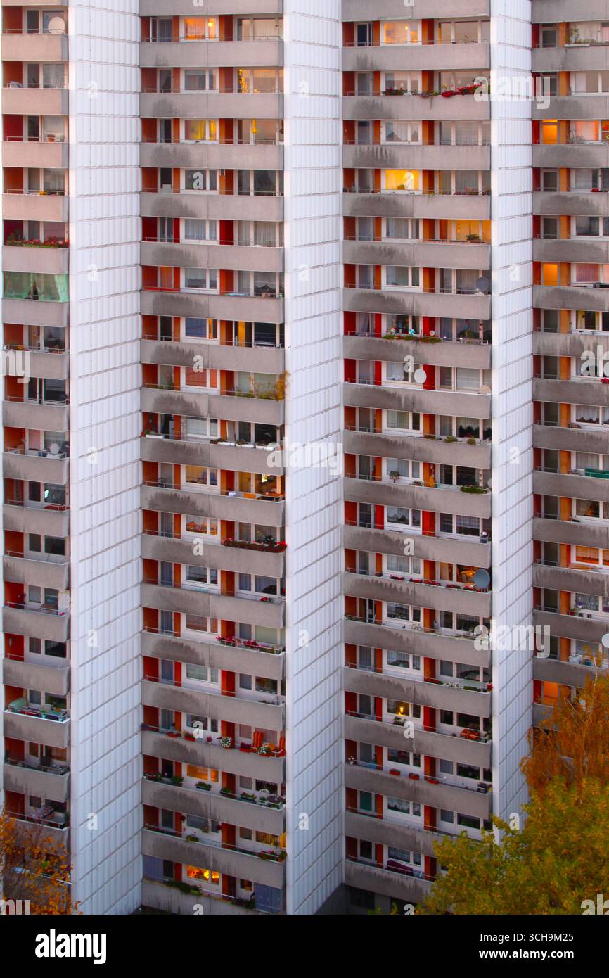 berlin - bloc de tour typique dans le quartier Gropiusstadt avec des appartements de masse construits dans les années 70 Banque D'Images