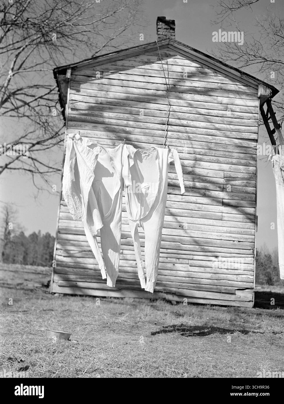 Ferme avec buanderie suspendue à l'extérieur. Comté d'Essex, Virginie, John Vachon photo 1941 Banque D'Images