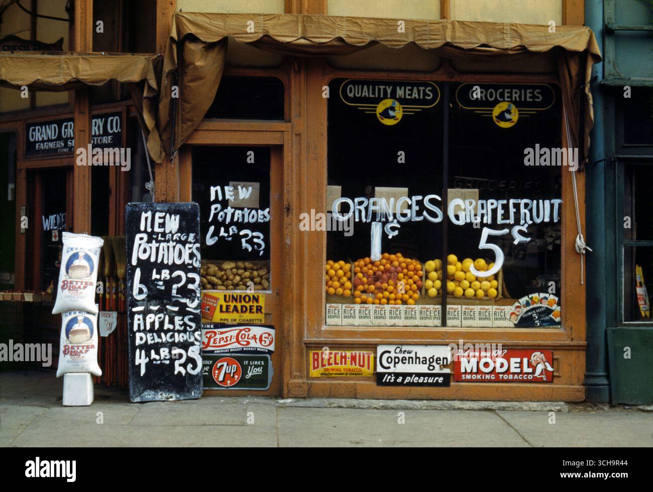 Grand Grocery Co. Storefront, Lincoln, Nebraska. Des enseignes vintage comme Pepsi, 7 Up et Beech Nut, du tabac à chiquer. Photo de rue John Vachon 1942 Banque D'Images