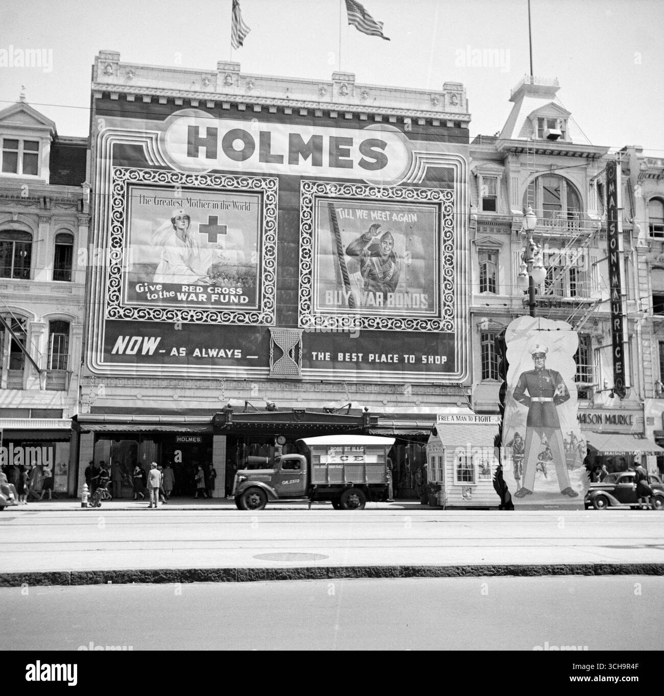 La Nouvelle-Orléans, Louisiane, 1943. Vue sur canal Street, avec la façade du grand magasin D. H. Holmes couverte de grandes publicités exhortant à soutenir l'effort de la seconde Guerre mondiale avec des dons à la Croix-Rouge - photo de rue par John Vachon Banque D'Images