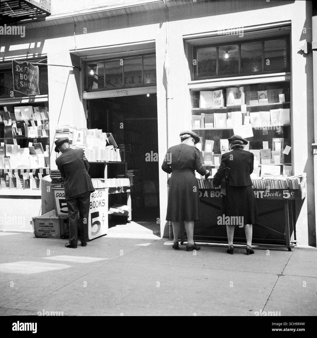 La Nouvelle-Orléans, Louisiane, 1943. « De Forest Book Shop ». Les clients regardent les livres installés sur le trottoir devant le magasin. 'De Forest Book Shop' – '4000 livres 5¢'. Photo de rue John Vachon Banque D'Images
