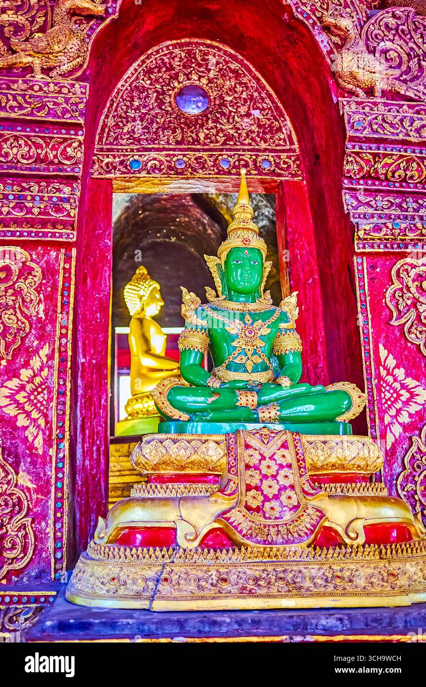 La copie du Bouddha d'Émeraude dans la niche de la tour mondope à Ubosot de Wat Phra Singh, Chiang Mai, Thaïlande Banque D'Images