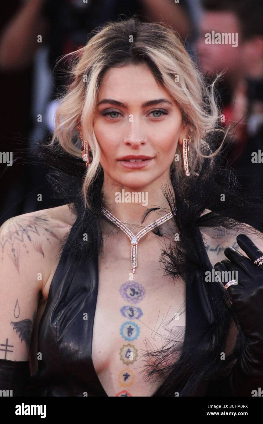 Paris Jackson am Red Carpet BEI den Filmfestspielen in Venedig, Italien. Paris-Michael Katherine Jackson ist eine US-amerikanische Schauspielerin, Model und Sängerin. SIE ist das zweite Kind und die einzige Tochter von Michael Jackson und Debbie Rowe *** Paris Jackson sur le tapis rouge du Festival de Venise, Italie Paris Michael Katherine Jackson est une actrice, mannequin et chanteuse américaine. Elle est le deuxième enfant et la fille unique de Michael Jackson et Debbie Rowe Banque D'Images