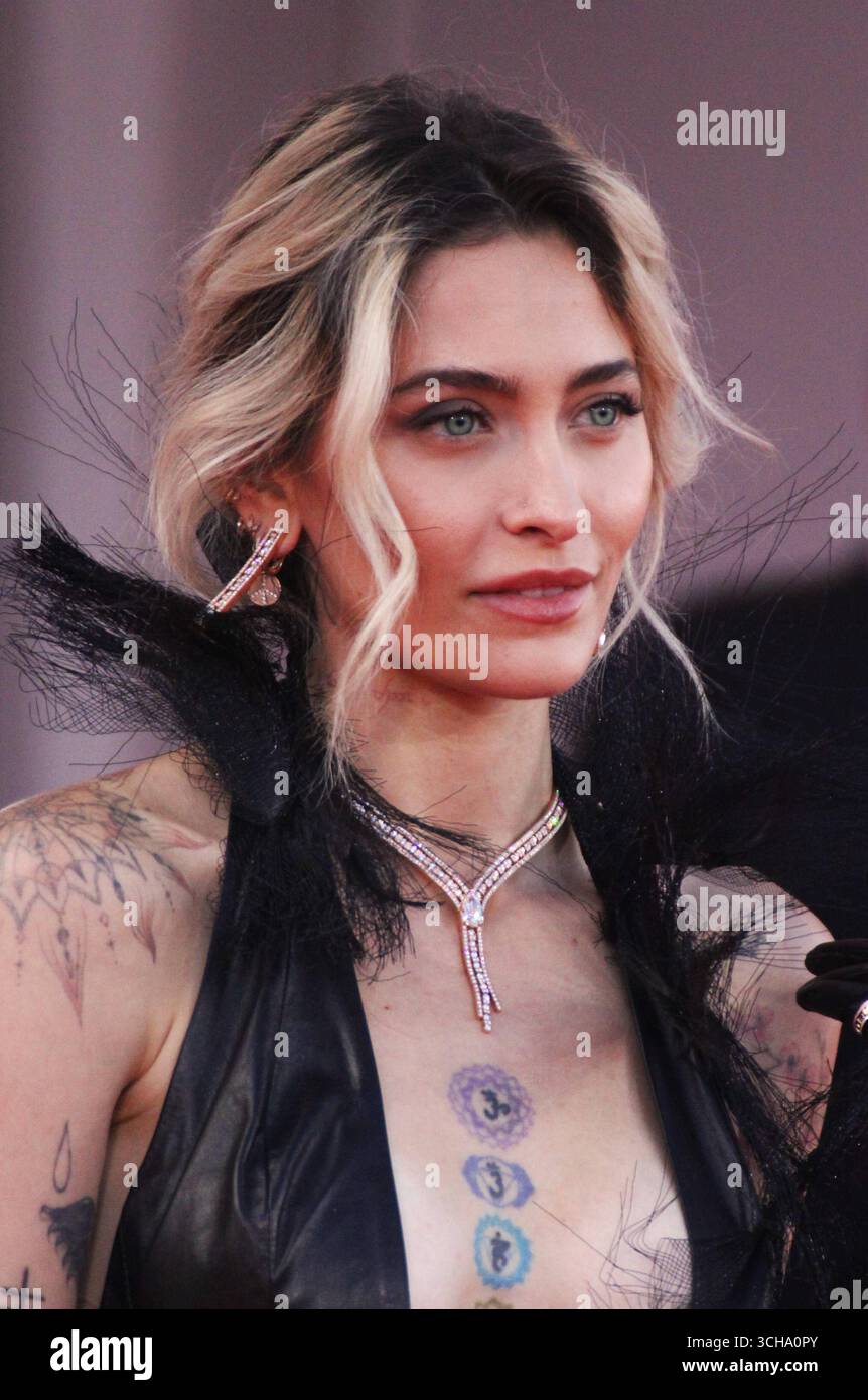 Paris Jackson am Red Carpet BEI den Filmfestspielen in Venedig, Italien. Paris-Michael Katherine Jackson ist eine US-amerikanische Schauspielerin, Model und Sängerin. SIE ist das zweite Kind und die einzige Tochter von Michael Jackson und Debbie Rowe *** Paris Jackson sur le tapis rouge du Festival de Venise, Italie Paris Michael Katherine Jackson est une actrice, mannequin et chanteuse américaine. Elle est le deuxième enfant et la fille unique de Michael Jackson et Debbie Rowe Banque D'Images