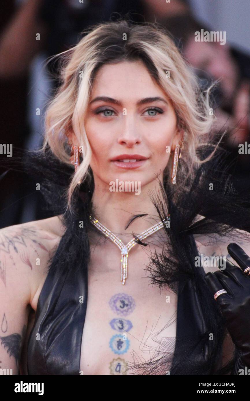 Paris Jackson am Red Carpet BEI den Filmfestspielen in Venedig, Italien. Paris-Michael Katherine Jackson ist eine US-amerikanische Schauspielerin, Model und Sängerin. SIE ist das zweite Kind und die einzige Tochter von Michael Jackson und Debbie Rowe *** Paris Jackson sur le tapis rouge du Festival de Venise, Italie Paris Michael Katherine Jackson est une actrice, mannequin et chanteuse américaine. Elle est le deuxième enfant et la fille unique de Michael Jackson et Debbie Rowe Banque D'Images