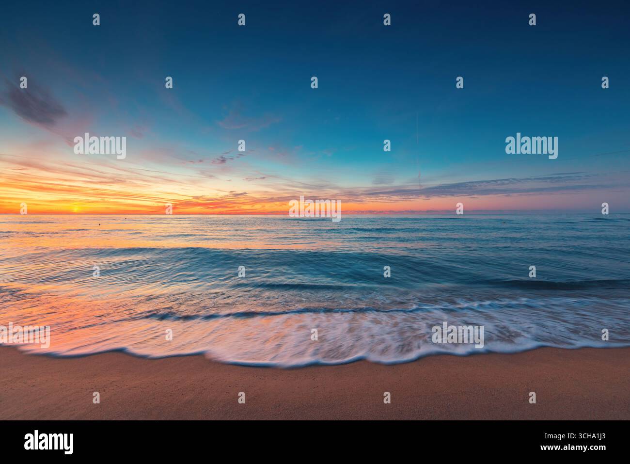 Lever du soleil sur la mer de l'océan et Golden Sandy Beach Banque D'Images