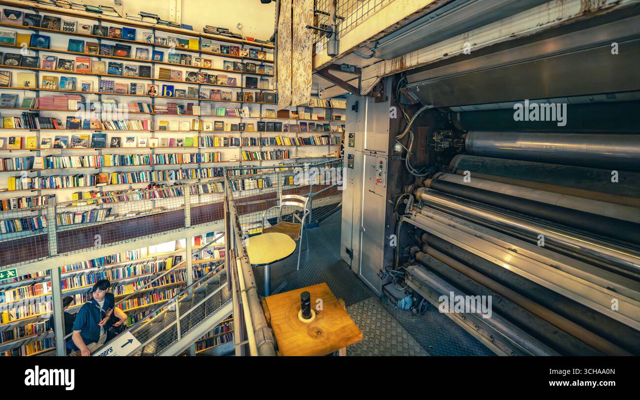 Librairie ler Devagar à Lisbonne LX Factory, une ancienne imprimerie de journaux, aujourd’hui hotspot culturel, avec des livres, des disques vinyles, des machines historiques. Banque D'Images