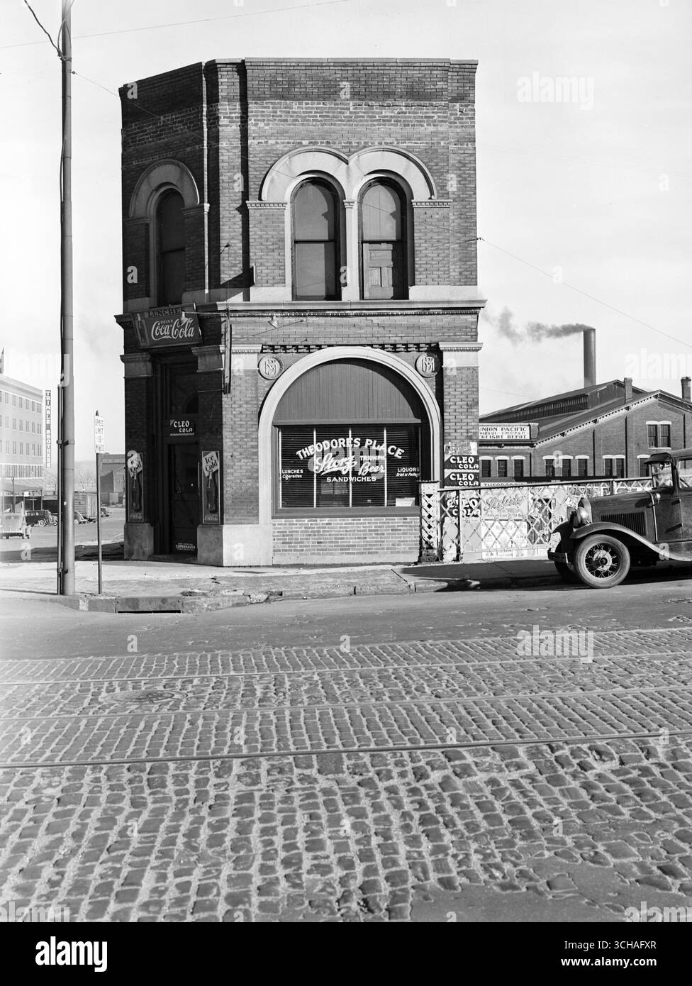 Berline près des gares de triage avec des panneaux Coca-Cola. Omaha, Nebraska - photo de John Vachon, 1938 Banque D'Images
