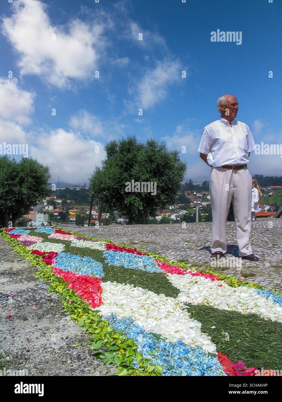 Famalicao, Portugal. Coureur ou tapis de pétales de fleurs et de feuilles vertes à l'extérieur de l'église. Fait pour les enfants assistant à leur première communion Banque D'Images