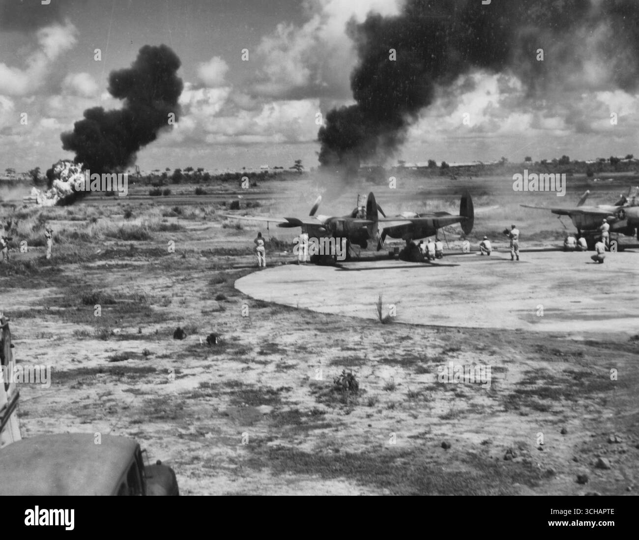 Célébration du jour de l'indépendance dans Une base aérienne de 10Th Inde, le 4 juillet 1945. Un Lockheed P-38 'Lightning' tire 50 Cal. Mitrailleuse et canon de 20 mm Banque D'Images