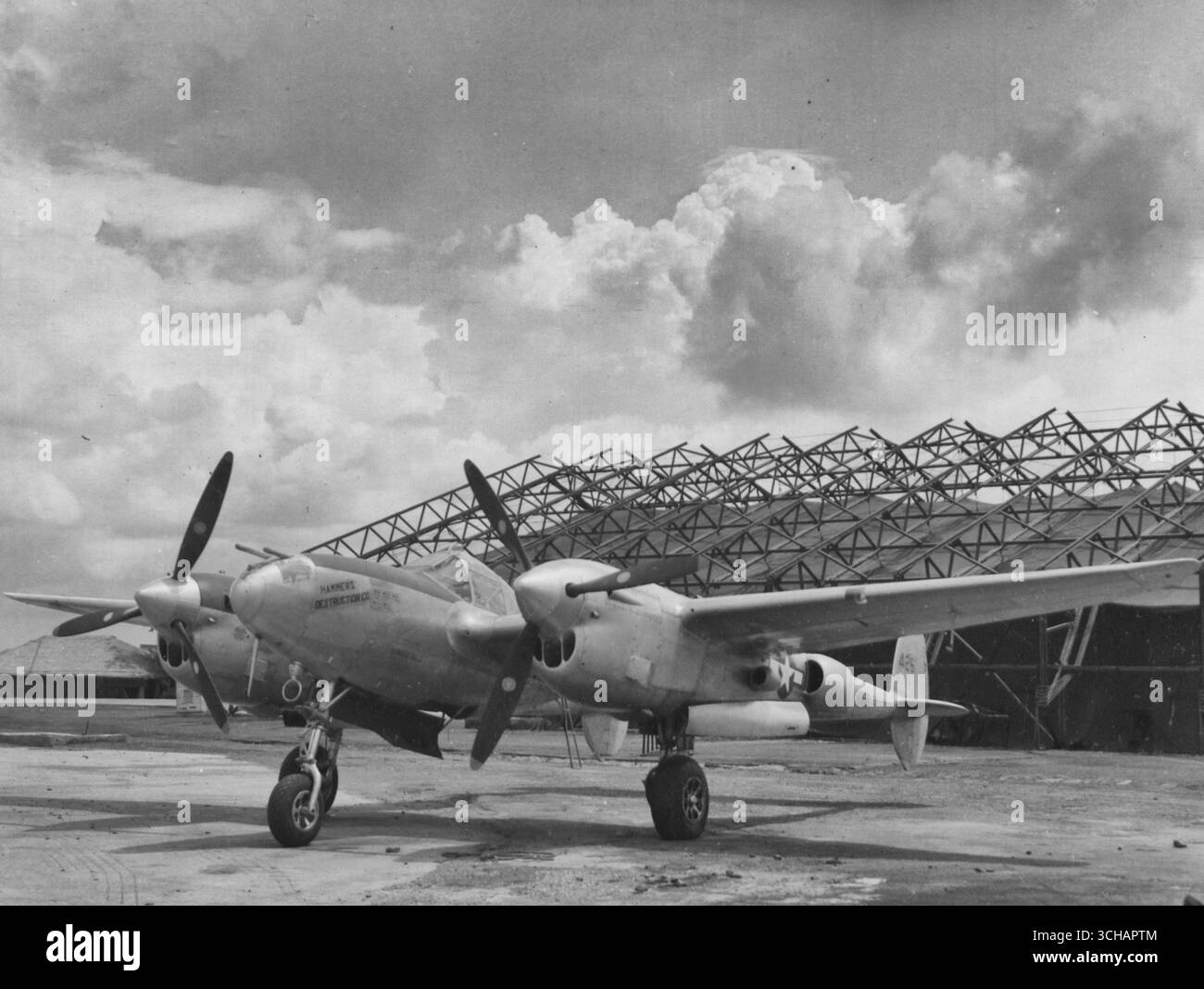 Lockheed P-38 Lightning 'Hammer's destruction Company', dans une 10e base aérienne de l'armée de l'air en Inde, le 8 juillet 1945 Banque D'Images