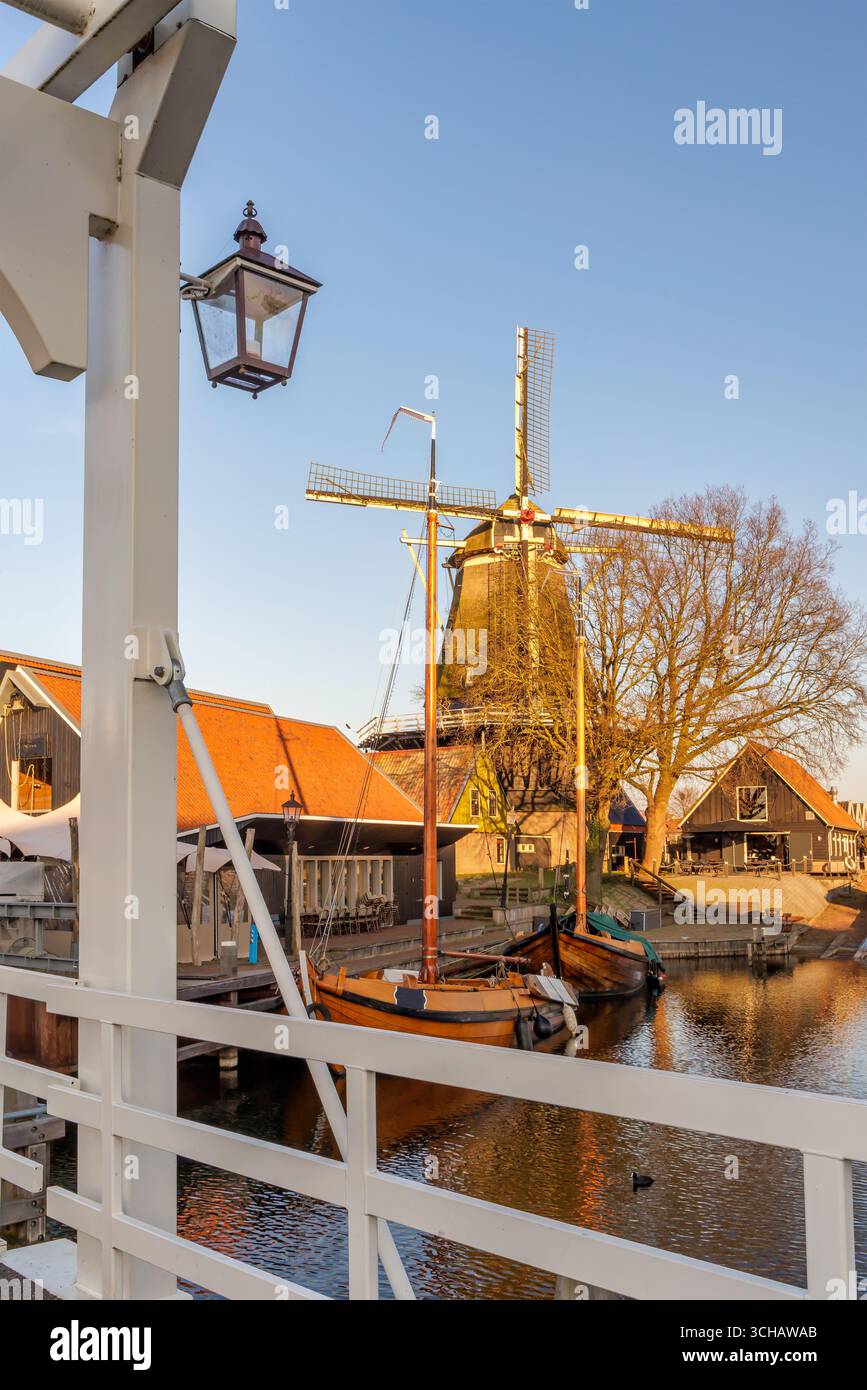 Vue sur le port historique avec moulin à vent de la ville hollandaise de Harderwijk Banque D'Images
