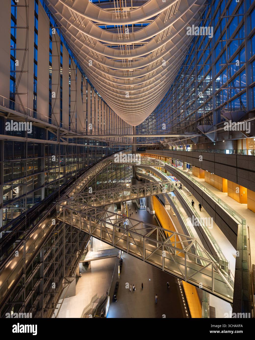 Tokyo International Forum, un complexe civique unique conçu par Rafael Viñoly avec un grand atrium public Banque D'Images