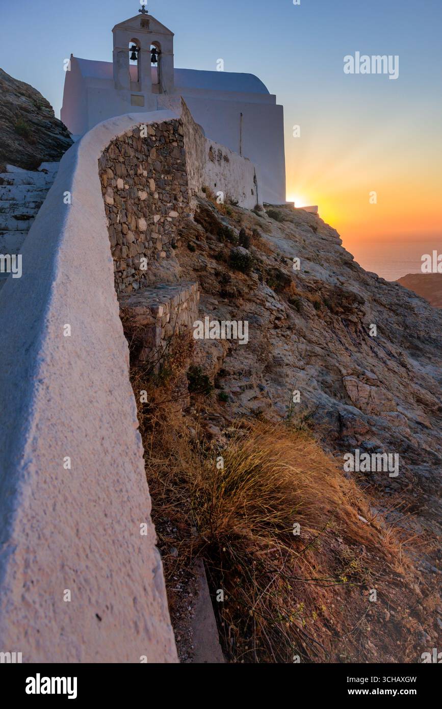 Lever de soleil sur une petite chapelle, Kato Chora, Serifos, Îles Cyclades, Grèce Banque D'Images