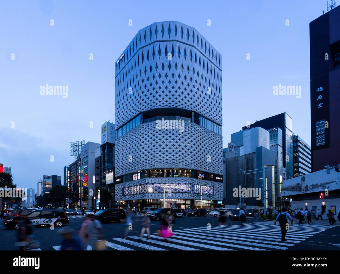Ginza place, un développement commercial majeur dans le célèbre quartier commerçant de Ginza à Tokyo, conçu par l'architecture Klein Dytham Banque D'Images