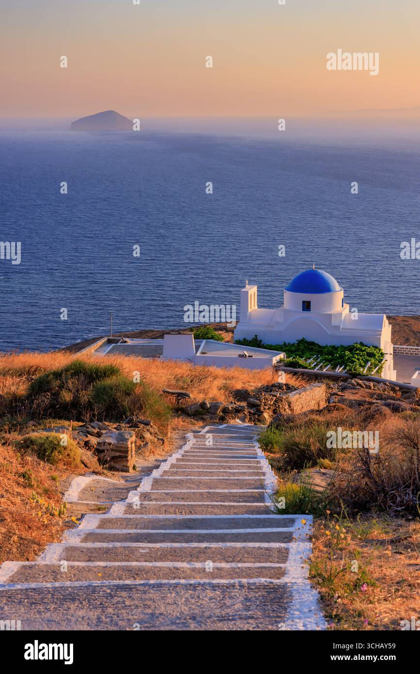 Lever de soleil à Panagia Skopiani, une chapelle orthodoxe dédiée à Marie, Serifos, Îles Cyclades, Grèce Banque D'Images
