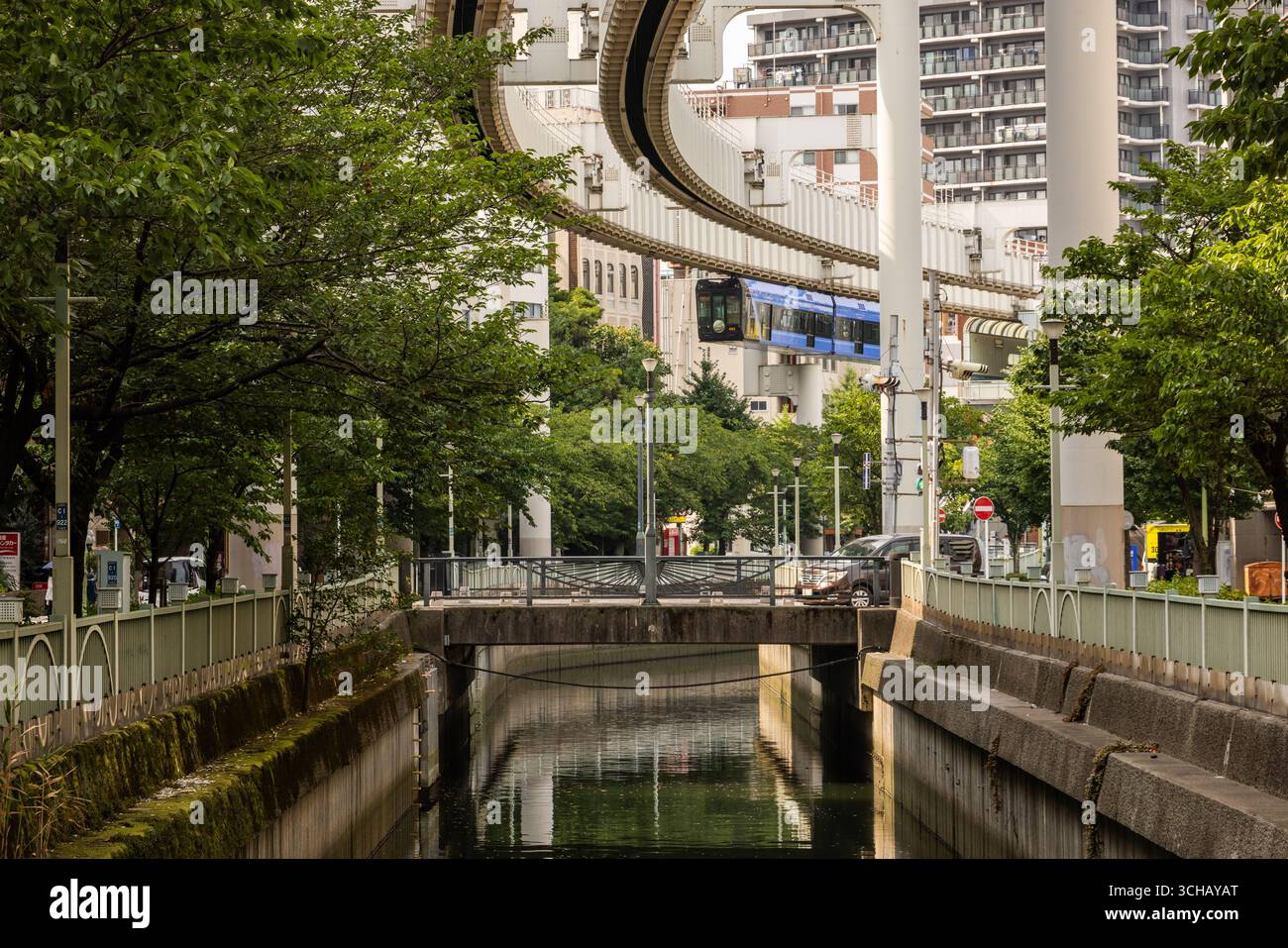 Le monorail urbain de Chiba, également connu sous le nom de 'Urban Flyer', est le plus long système de monorail suspendu au monde, situé à Chiba, au Japon Banque D'Images