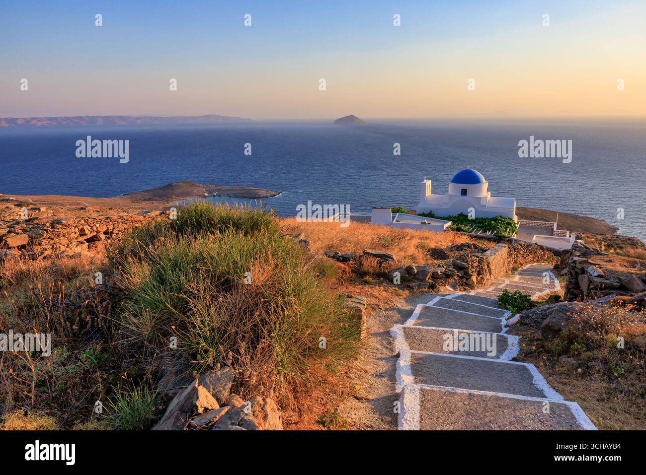Lever de soleil à Panagia Skopiani, une chapelle orthodoxe dédiée à Marie, Serifos, Îles Cyclades, Grèce Banque D'Images