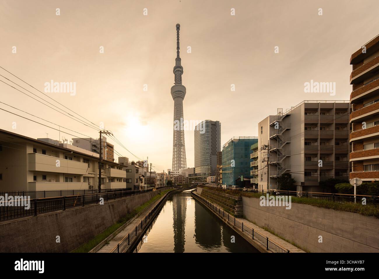 Tokyo Skytree au coucher du soleil image reflet avec rivière Banque D'Images