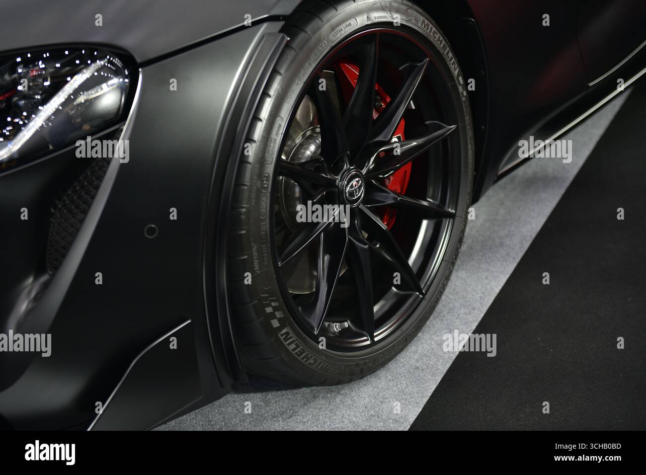 Roue en alliage de voiture noire et voiture de sport à frein à disque Banque D'Images