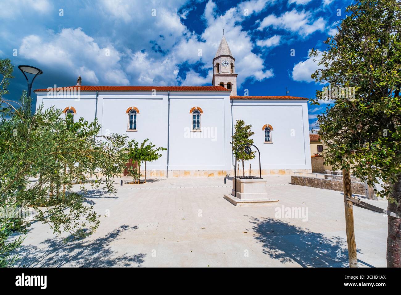Architecture historique à Biograd, clocher de préparAnastasia et arrière-cour de l'église avec puits, Dalmatie, Croatie Banque D'Images