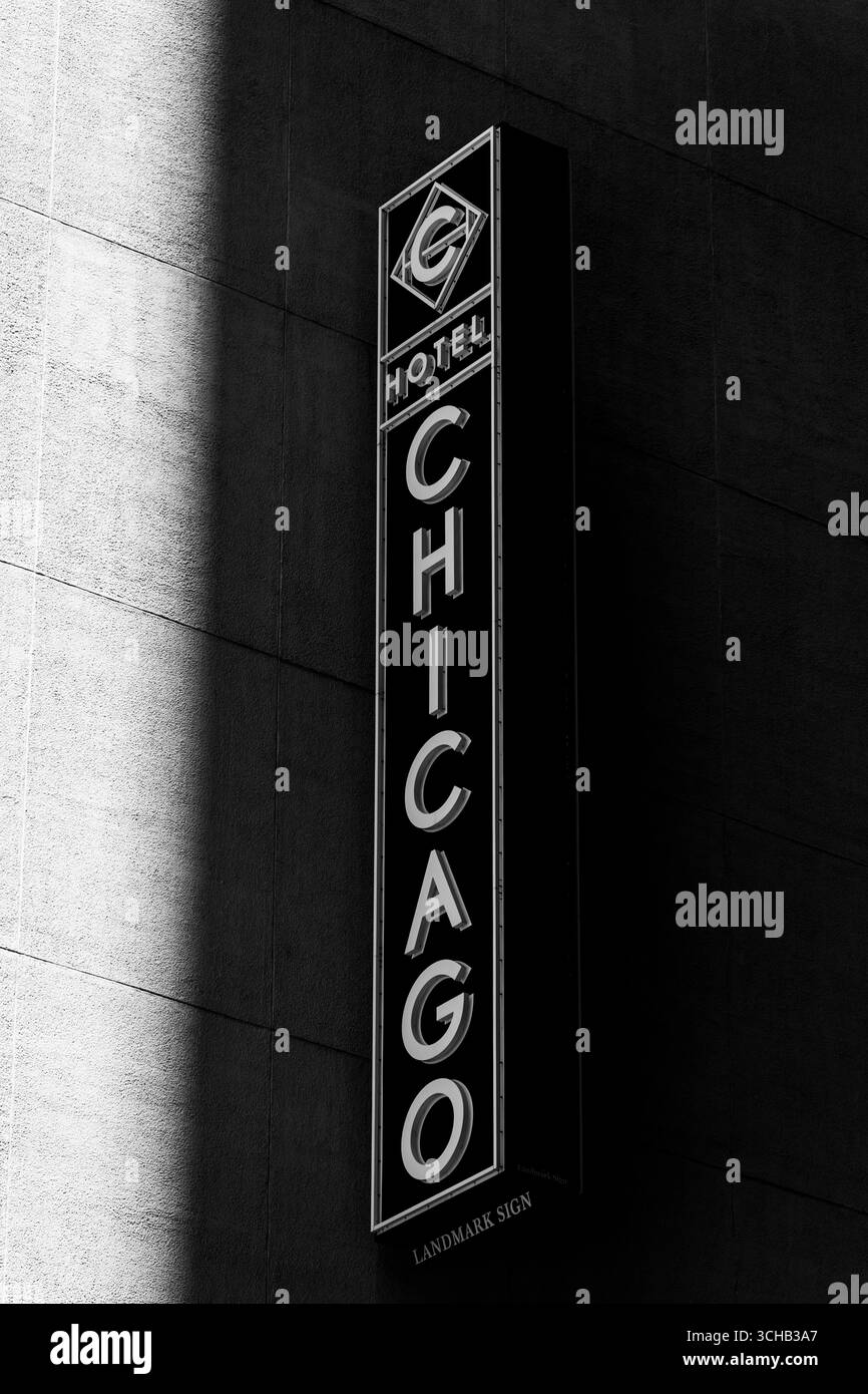Vertical Hotel Chicago signe emblématique sur un mur de bâtiment sombre. Banque D'Images