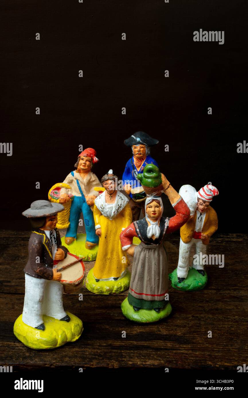 Les figurines provençales colorées en terre cuite représentent des personnages traditionnels de la vie rurale. Chaque figure est conçue de manière unique, représentant des musiciens, fermier Banque D'Images