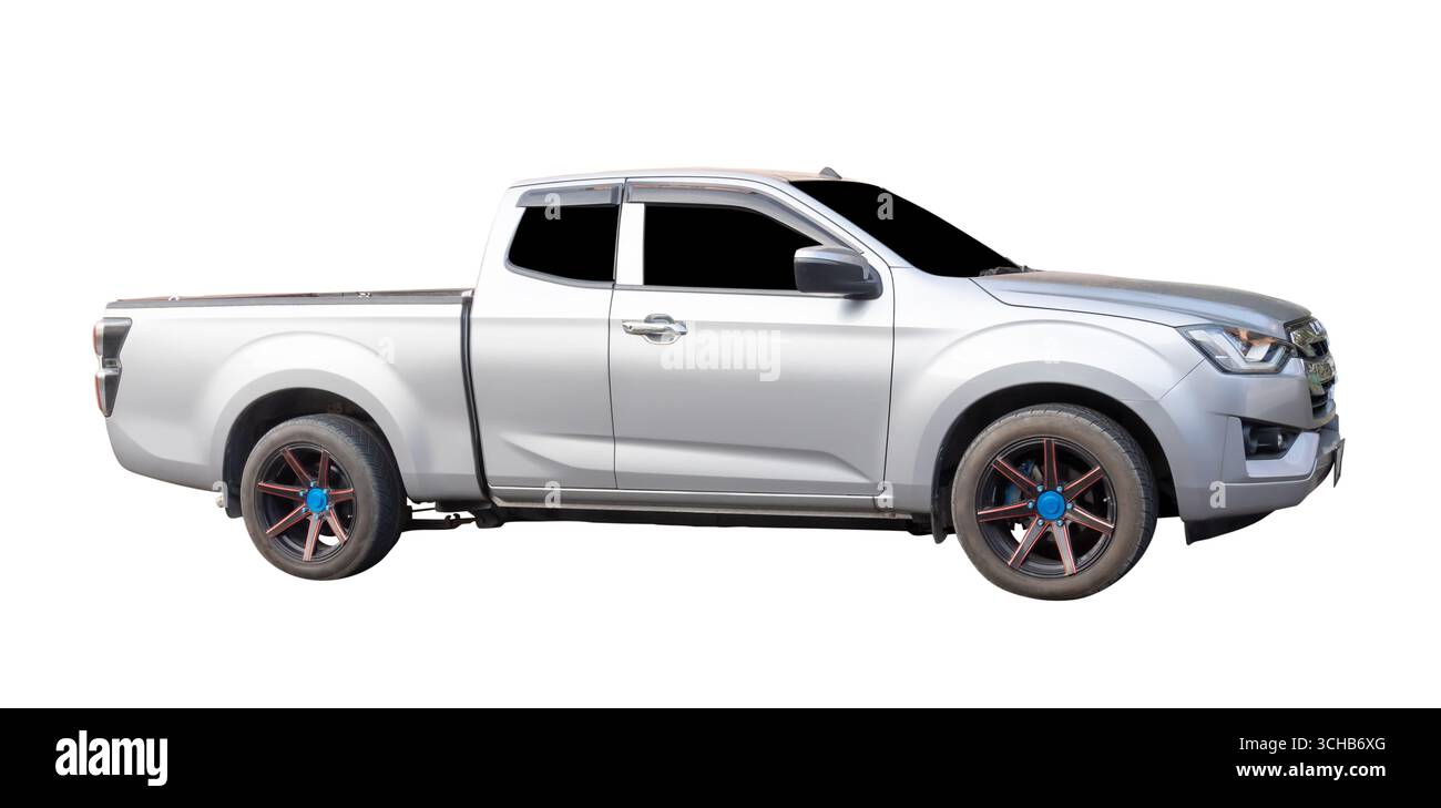 La vue du côté droit du pick-up argent propre est isolée sur fond blanc avec chemin de détourage. Banque D'Images