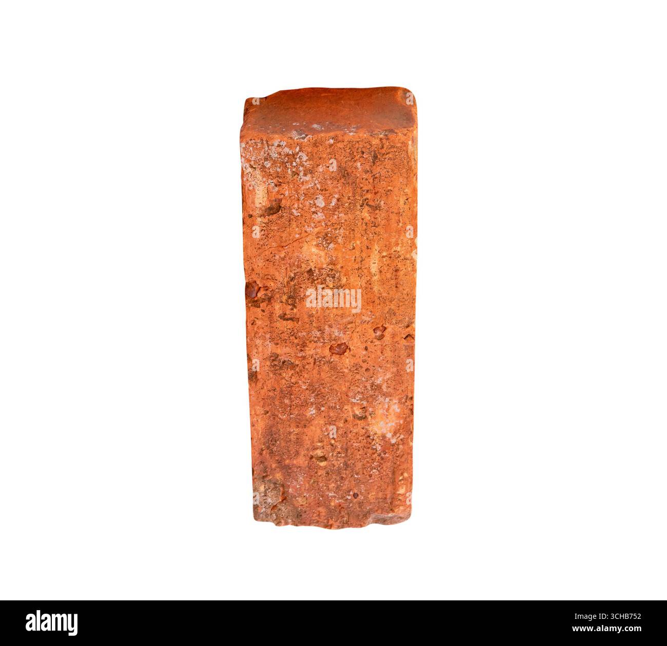 Vue de dessus d'une vieille brique rouge ou orange fissurée est isolée sur fond blanc avec chemin de détourage. Banque D'Images