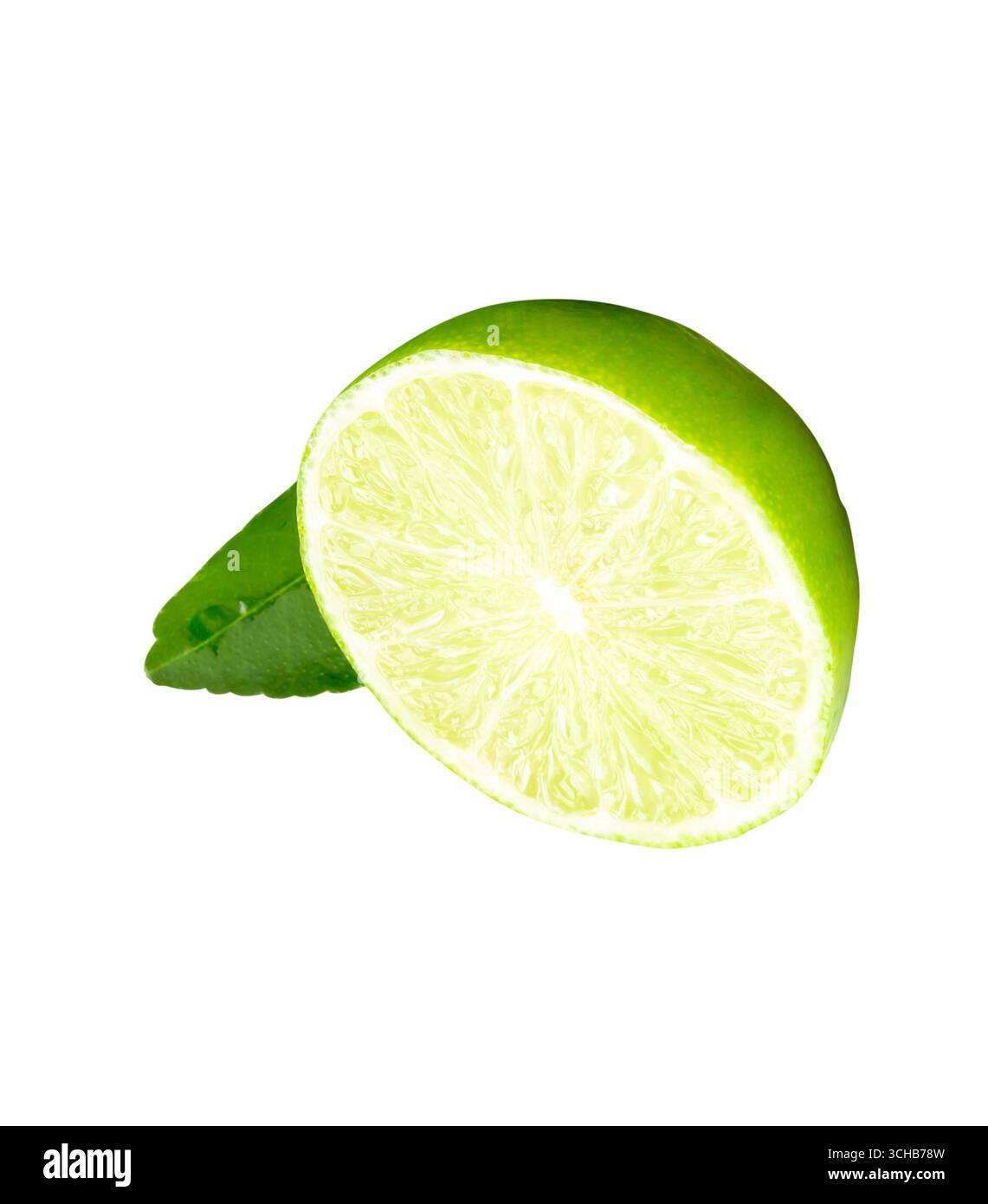 Vue avant de la moitié de citron vert frais en forme de cercle avec feuille verte est isolée sur fond blanc avec chemin de découpage Banque D'Images