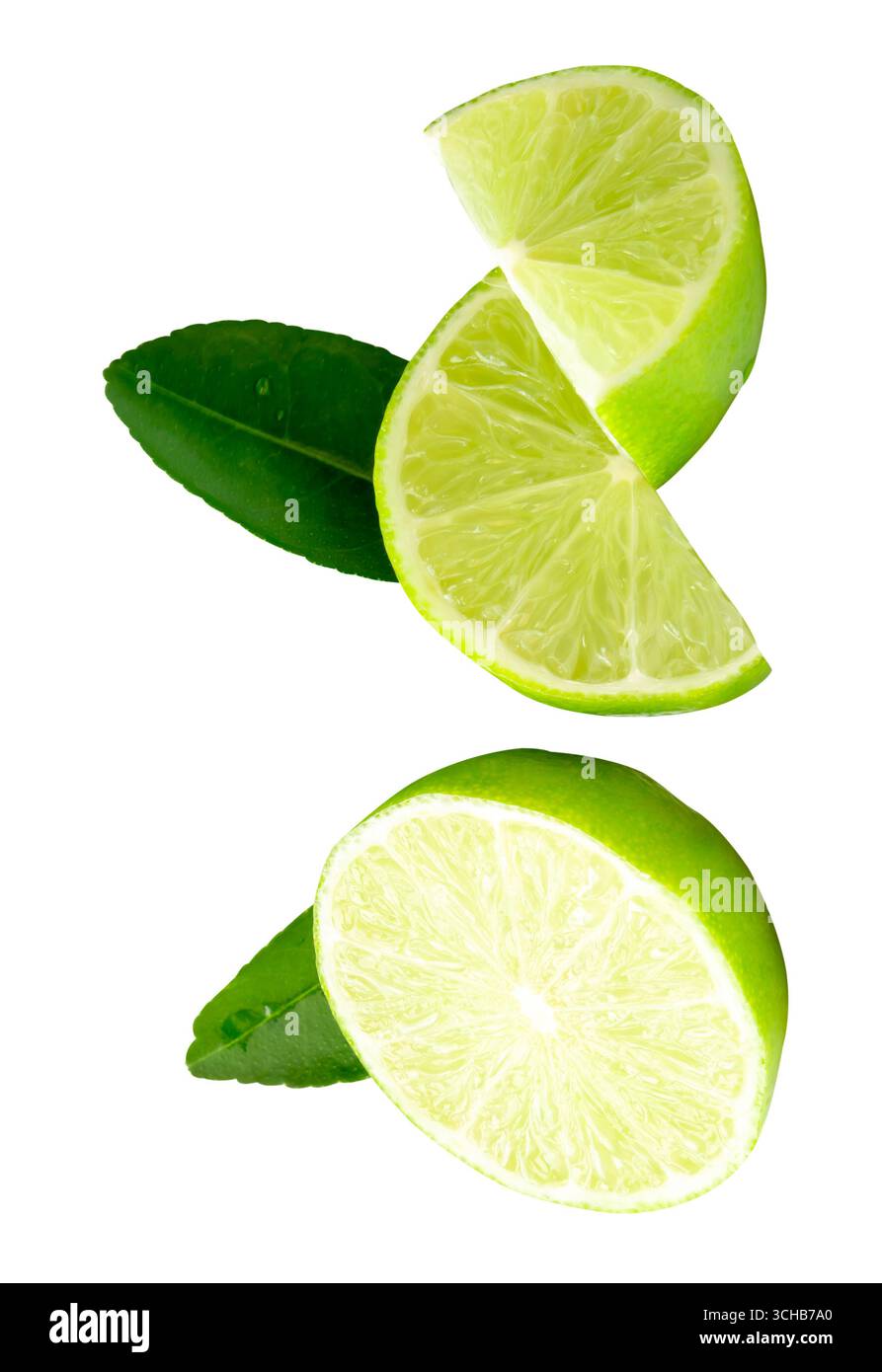 Vue de dessus ensemble d'une moitié de citron vert et deux quarts avec des feuilles de citron vert en pile sont isolés sur fond blanc avec chemin de découpage. Banque D'Images
